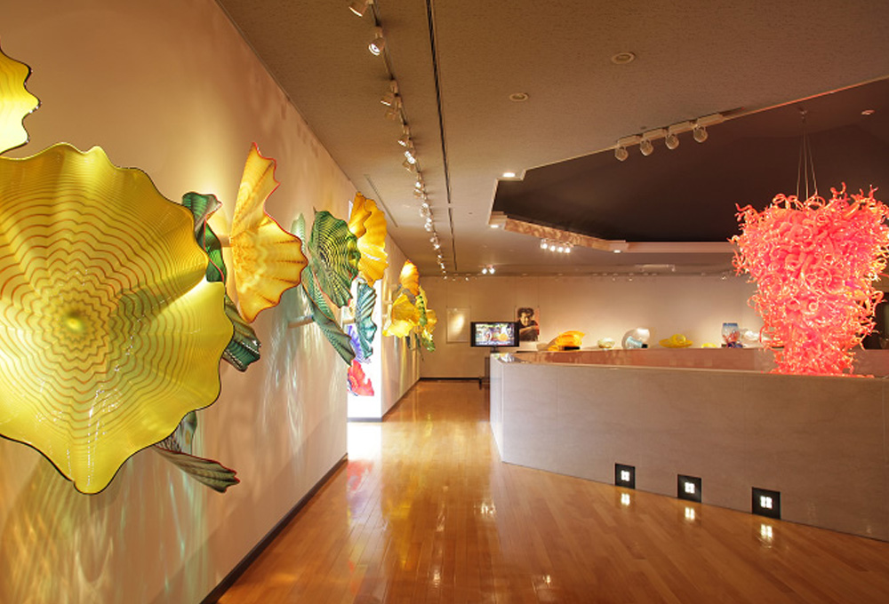 ウォールインスタレーションの前で（着席可能）