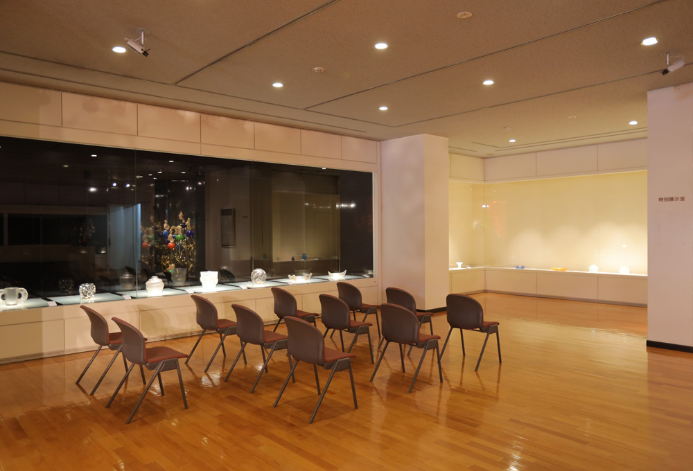 特別展示室前スペース（着席イメージ）