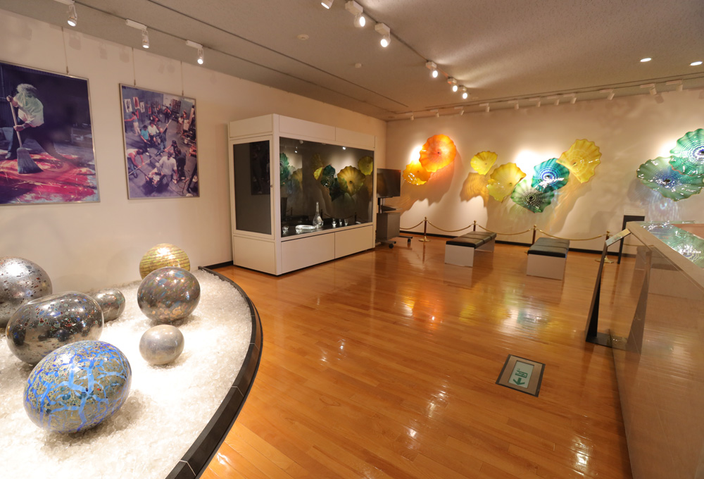 新島フロート（球体作品）の前